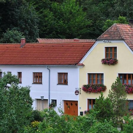 Apartamento Weingut Piewald Gut am Steg Exterior foto